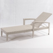 Tumbona con brazos Sorbas en ratán