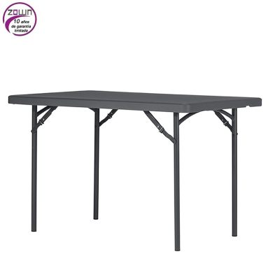 Mesa rectangular plegable para eventos.