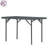 Mesa rectangular plegable para eventos.
