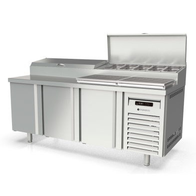 Mesa preparacion ensaladas y pizzas.