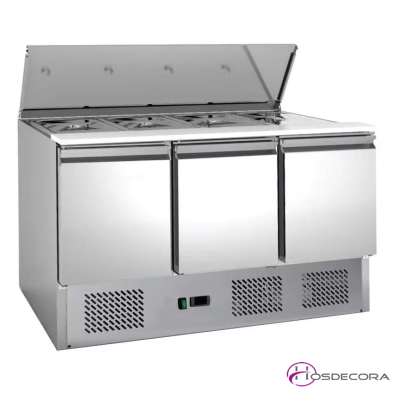 Mesa fría para ensaladas con 8 cubetas GN 1/6 y 3 puertas