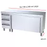 Mesa de trabajo con puertas correderas y cajones en la parte izquierda.