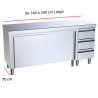 Mesa de cocina cerrada con puertas correderas y cajones en la parte derecha.