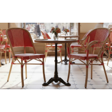 Silla parisina roja trenzada