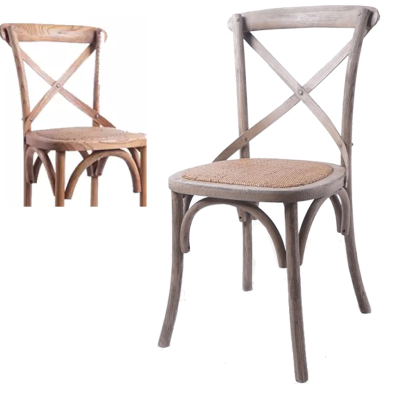 Silla Elba de madera maciza con asiento de ratán.