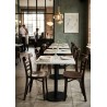 Silla clásica de madera para restaurante.