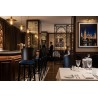 Banqueta de barra tapizada y madera.