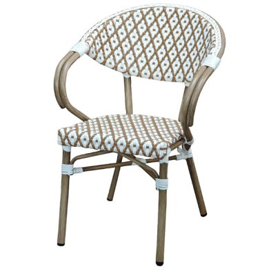 Sillón Are de rattan color arena y blanco.