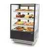 Interior de vitrina refrigerada de pastelería con tres estantes de cristal