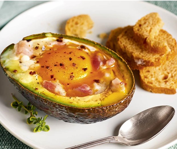 cena sencilla de aguacate relleno