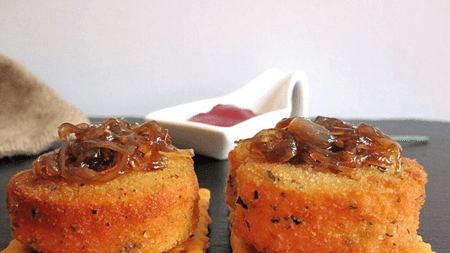 tapas de queso con cebolla caramelizada